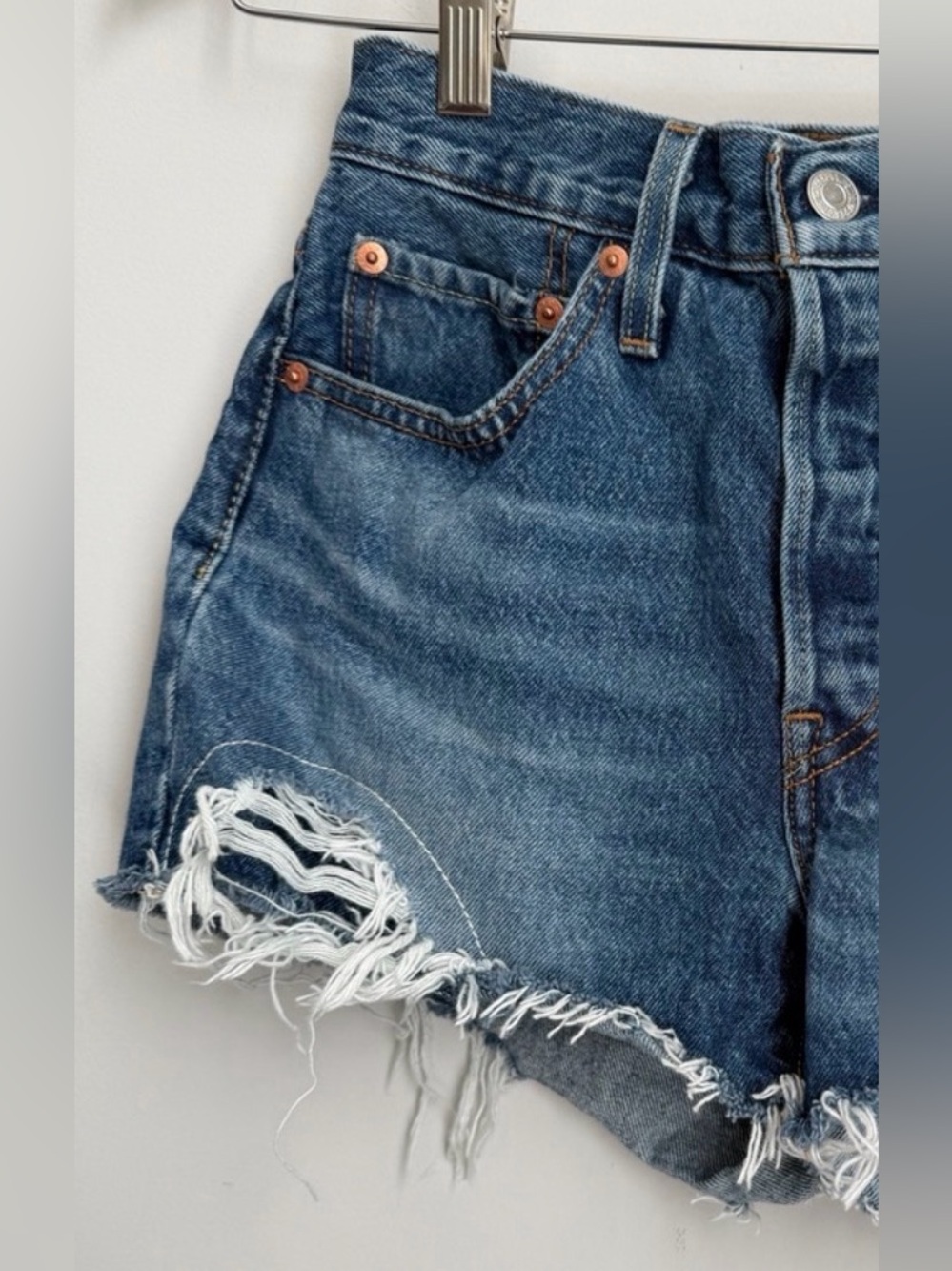 Levi’s 501 Original Distressed Cut Off Denim Shorts W26 High Rise Medium Wash - Picture 9 of 9